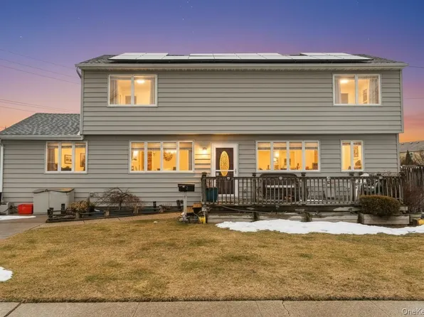 2 Parente Lane N, Island Park, NY 11558