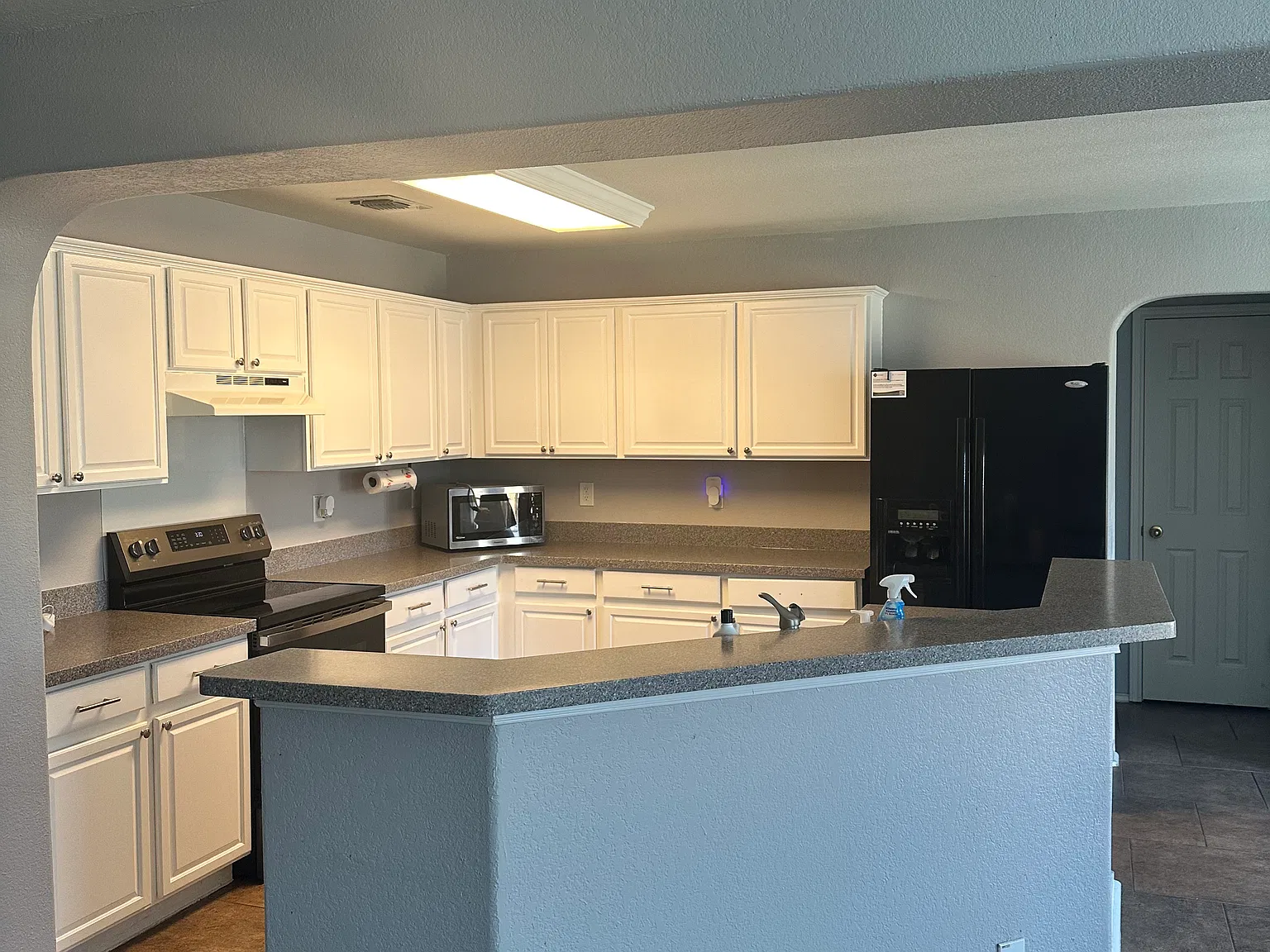 4 bed, 2.5 bath, 2500 sqft, $1,925 — Photo 2