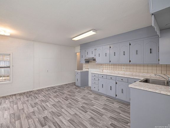 5th image of 211 Carmen Pl