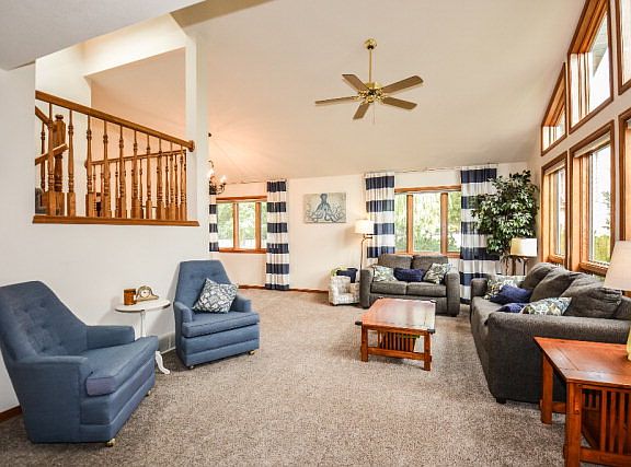 3rd image of 207 W Stone Run Ln