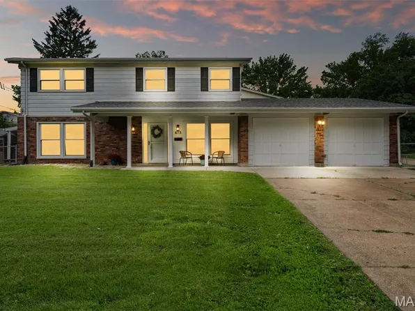 615 Creststone Dr, Florissant, MO 63033