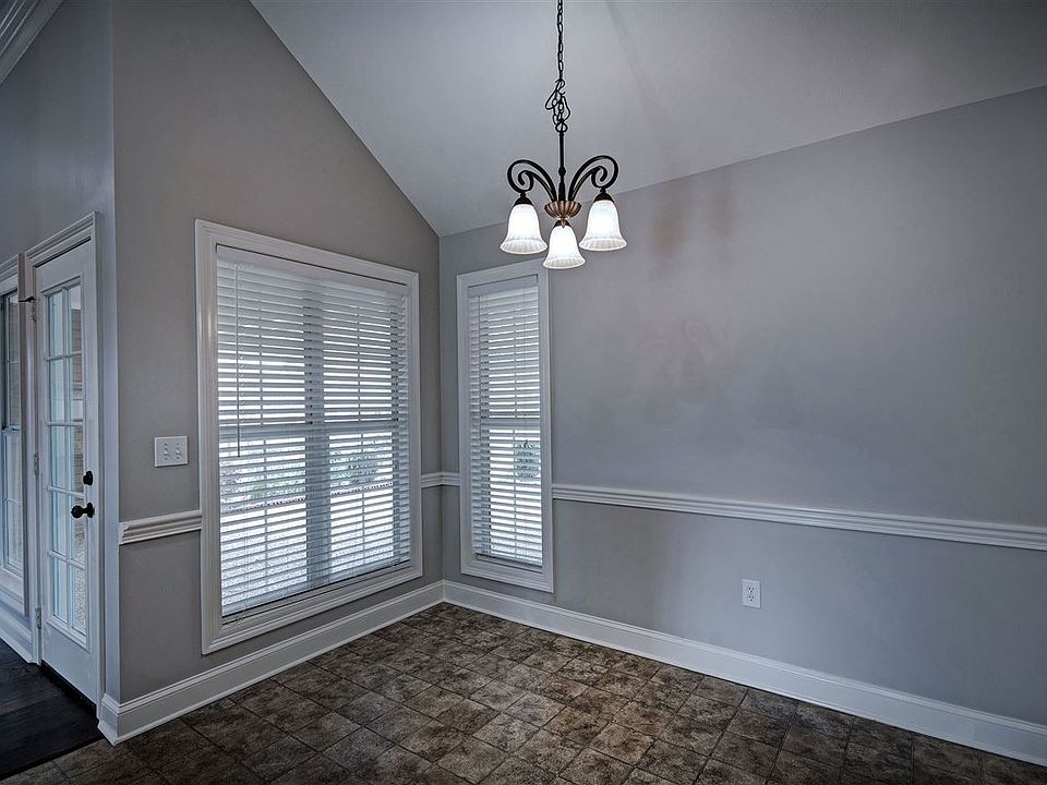 2nd image of 706 Clubhouse Dr