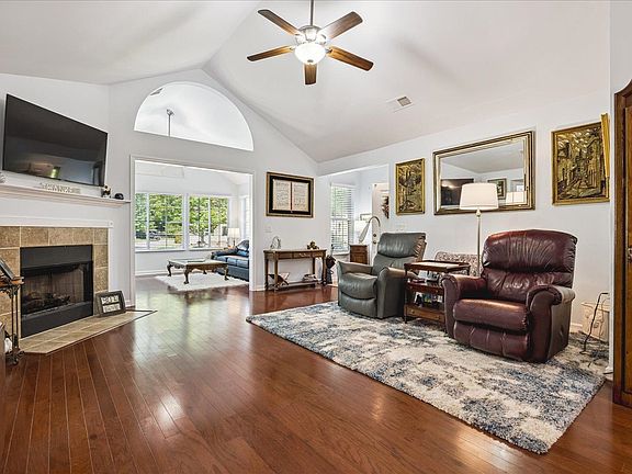 4th image of 1668 W Southfield Cir