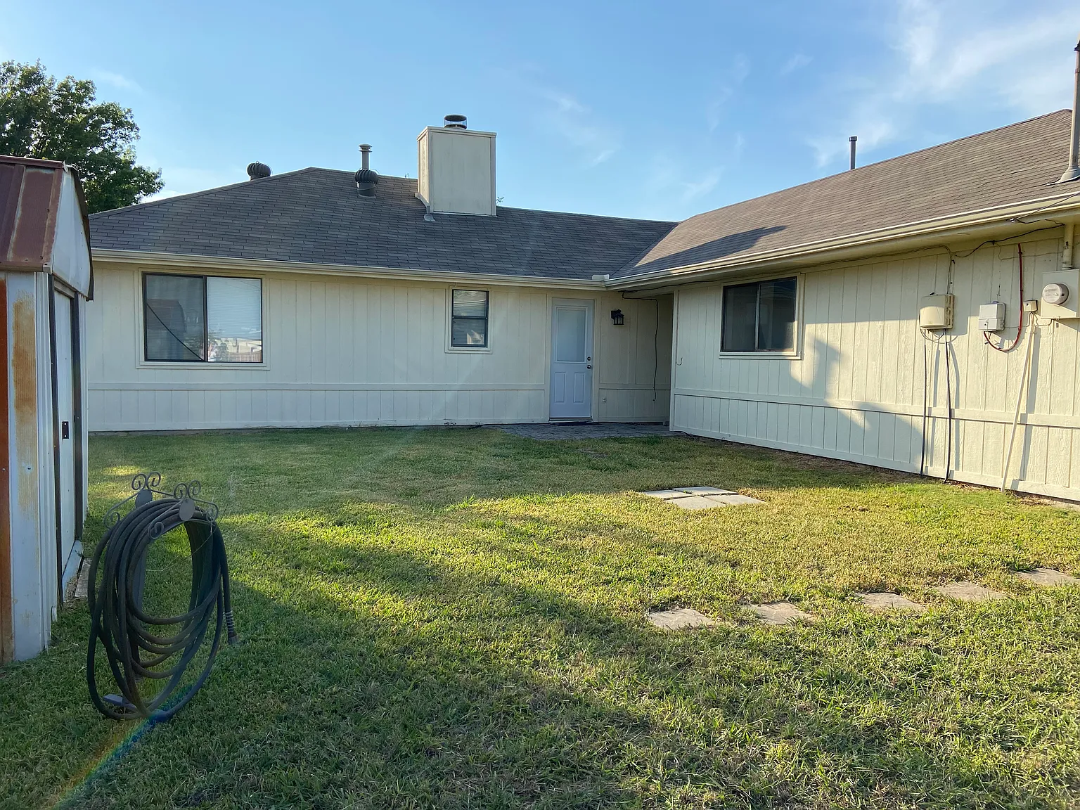 3 bed, 1130 sqft, $1,900 — Photo 2