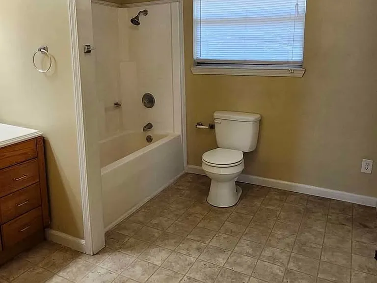 524 Warwick Dr — Photo 3