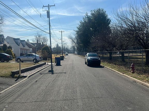 5th image of 1067 Emerson Ln