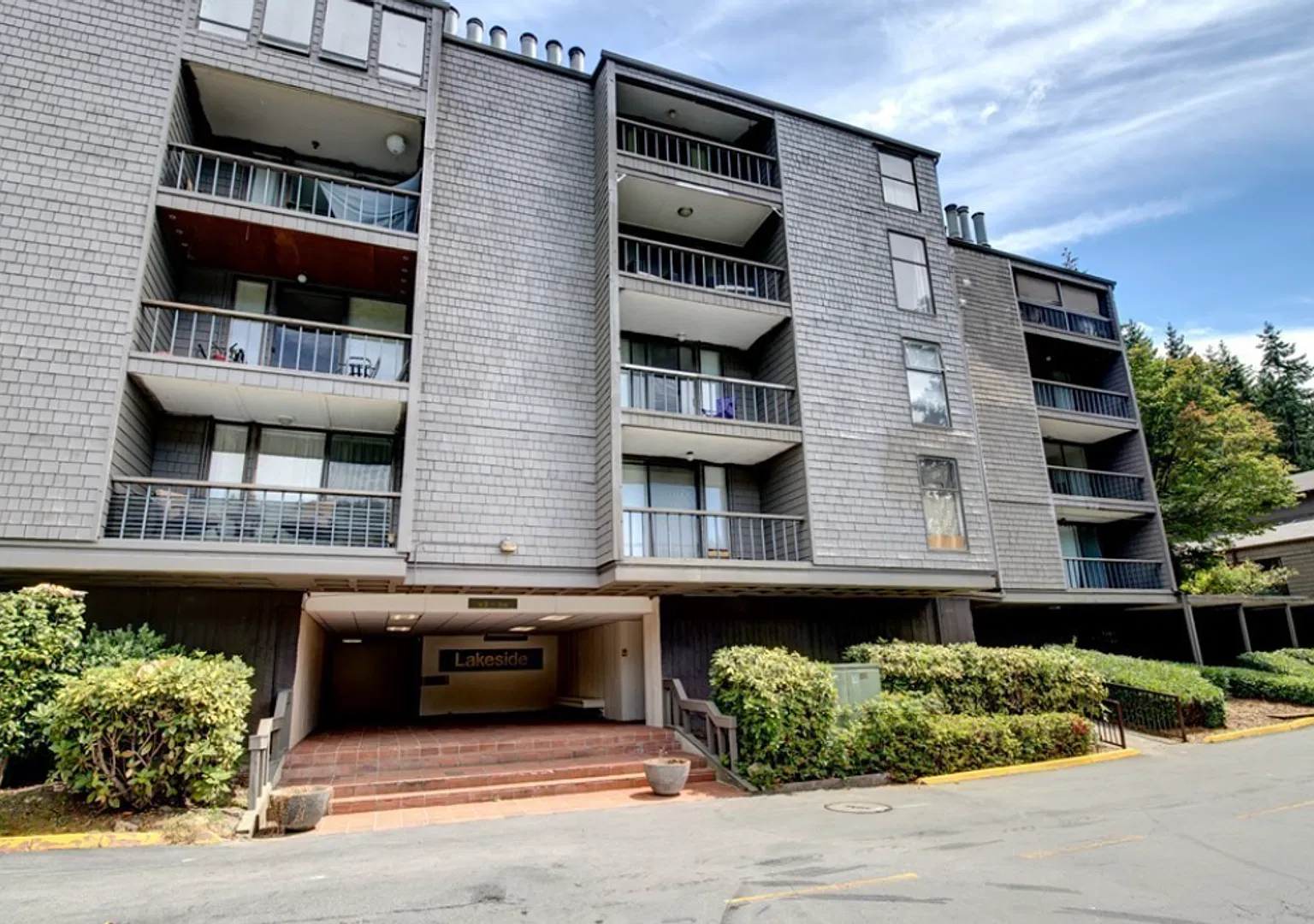 Serene Lake Views & Spacious Top-Floor Living Near Microsoft & Google — Photo 1