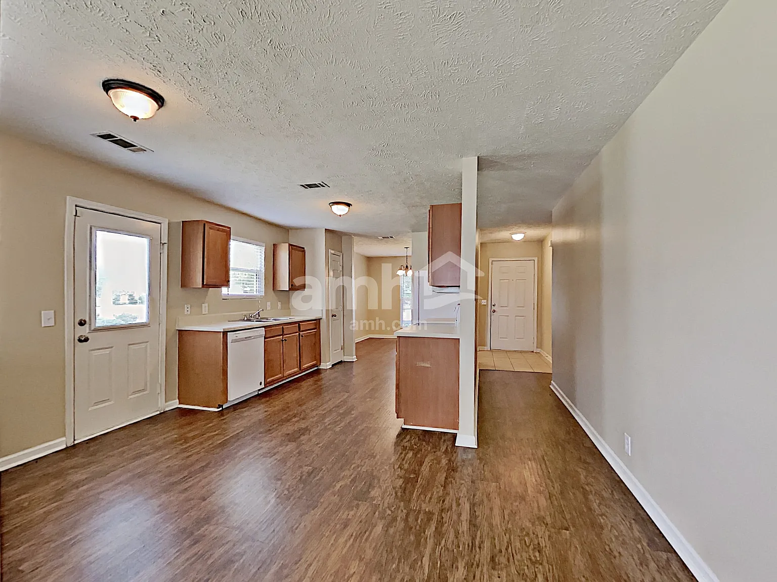 4 bed, 2.0 bath, 1850 sqft, $2,280 — Photo 4