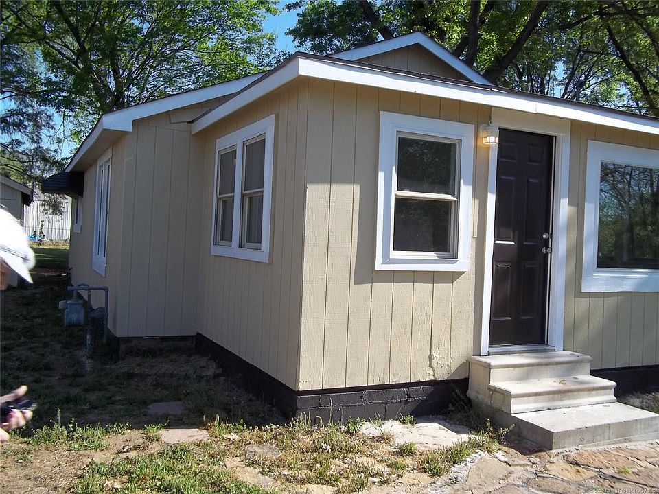 1st image of 805 NE 9th St
