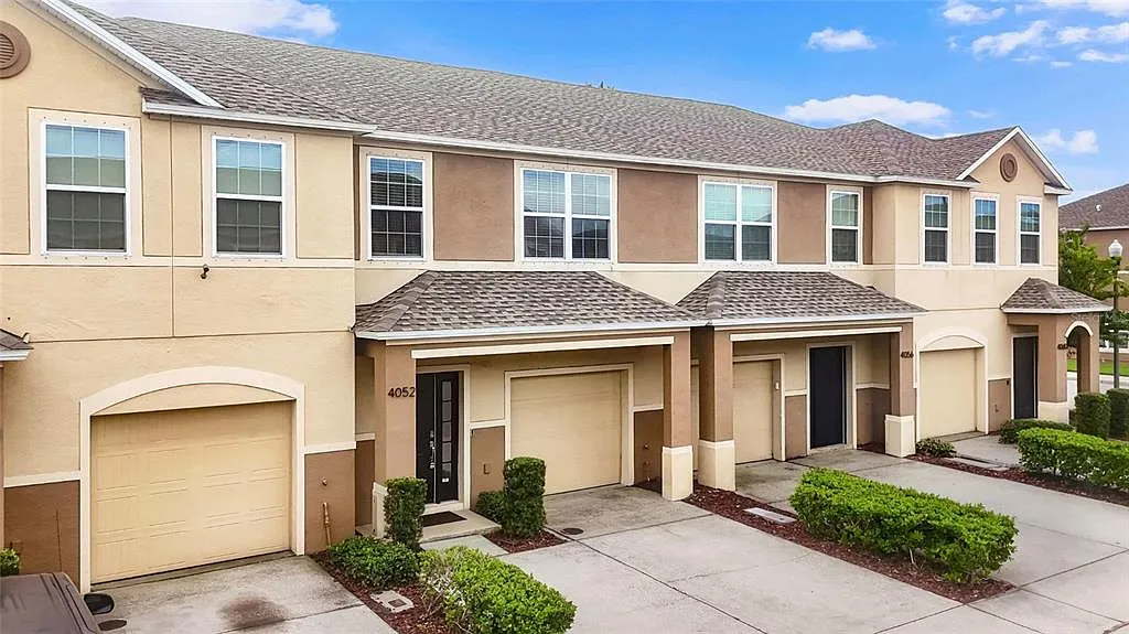 3 bed, 2.5 bath, 1420 sqft, $2,400 — Photo 1