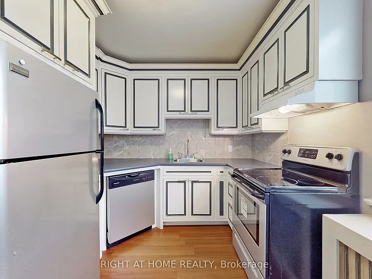 255 Lakeshore Rd E #A — Photo 12