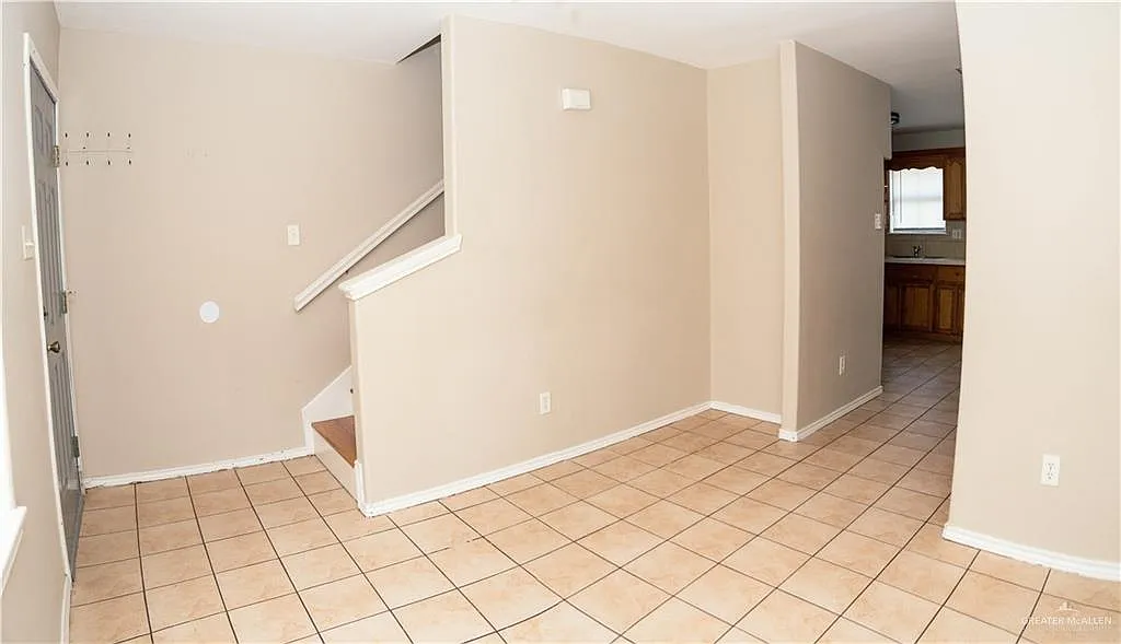 2 bed, 2.0 bath, 930 sqft, $900 — Photo 2