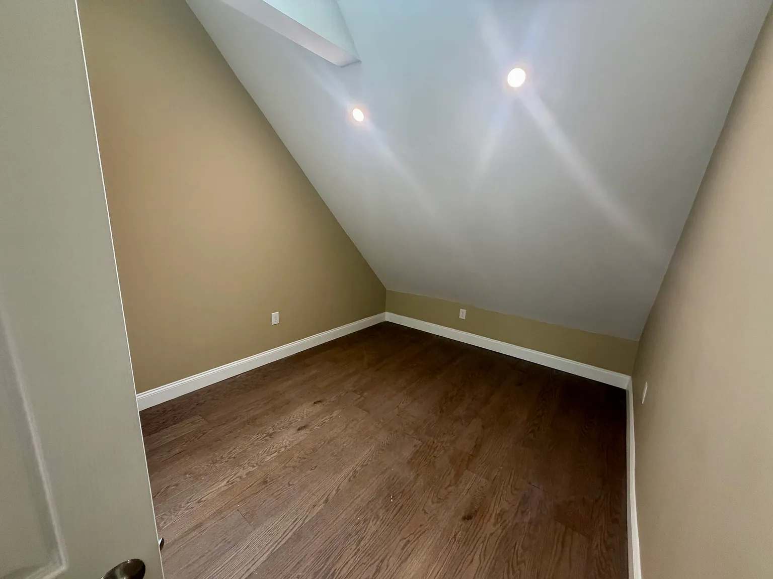 7 bed, 1700 sqft, $6,500 — Photo 2