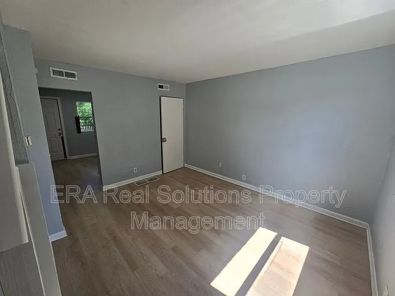446 S Yale Ave — Photo 2