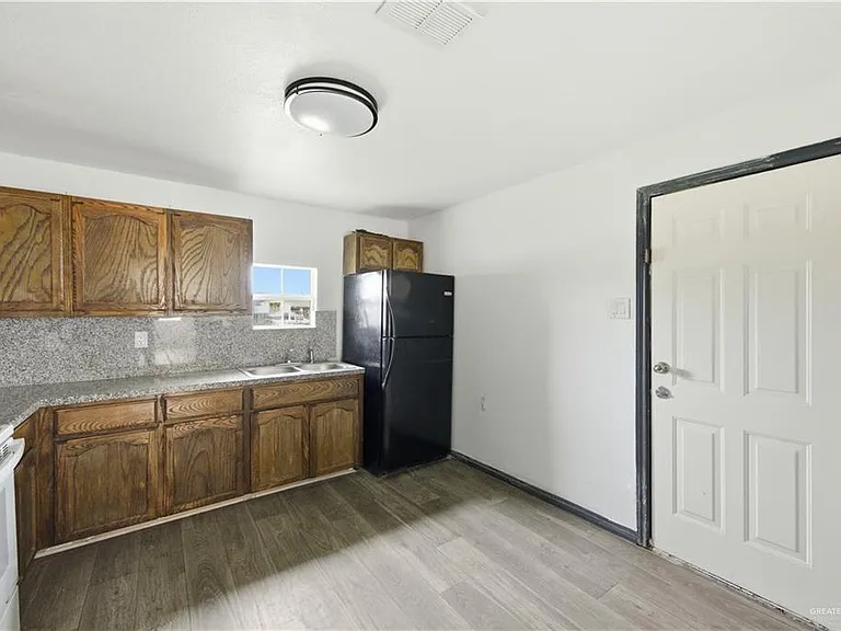 715 E Rusty Dr — Photo 6