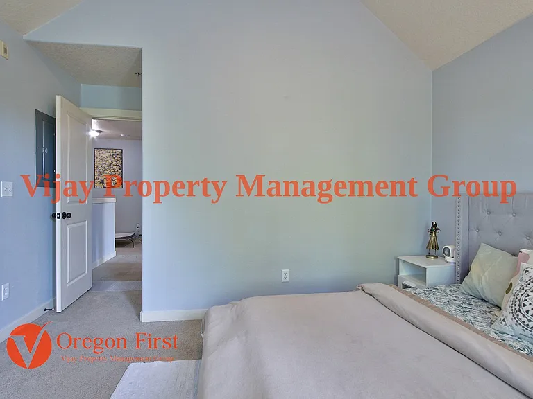825 NE Wheelock Pl — Photo 30