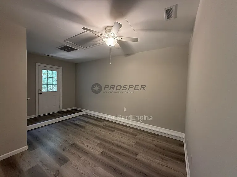 1047 Oakcrest Dr — Photo 9