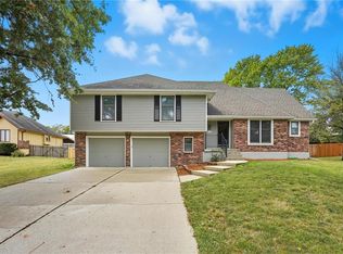 1016 NE Remington Ct, Lees Summit, MO 64086