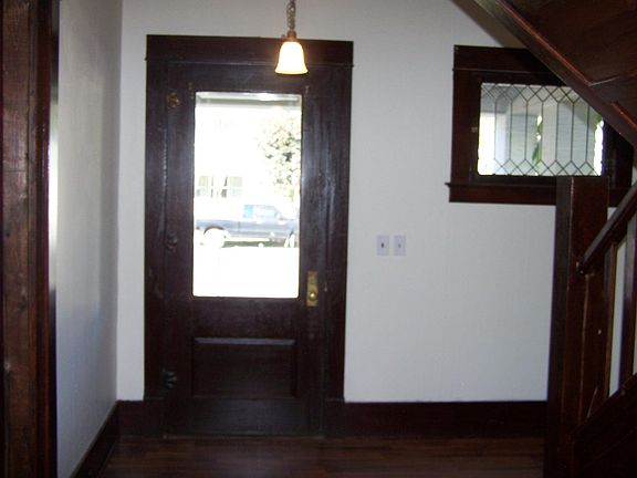 3rd image of 307 Houghton St W