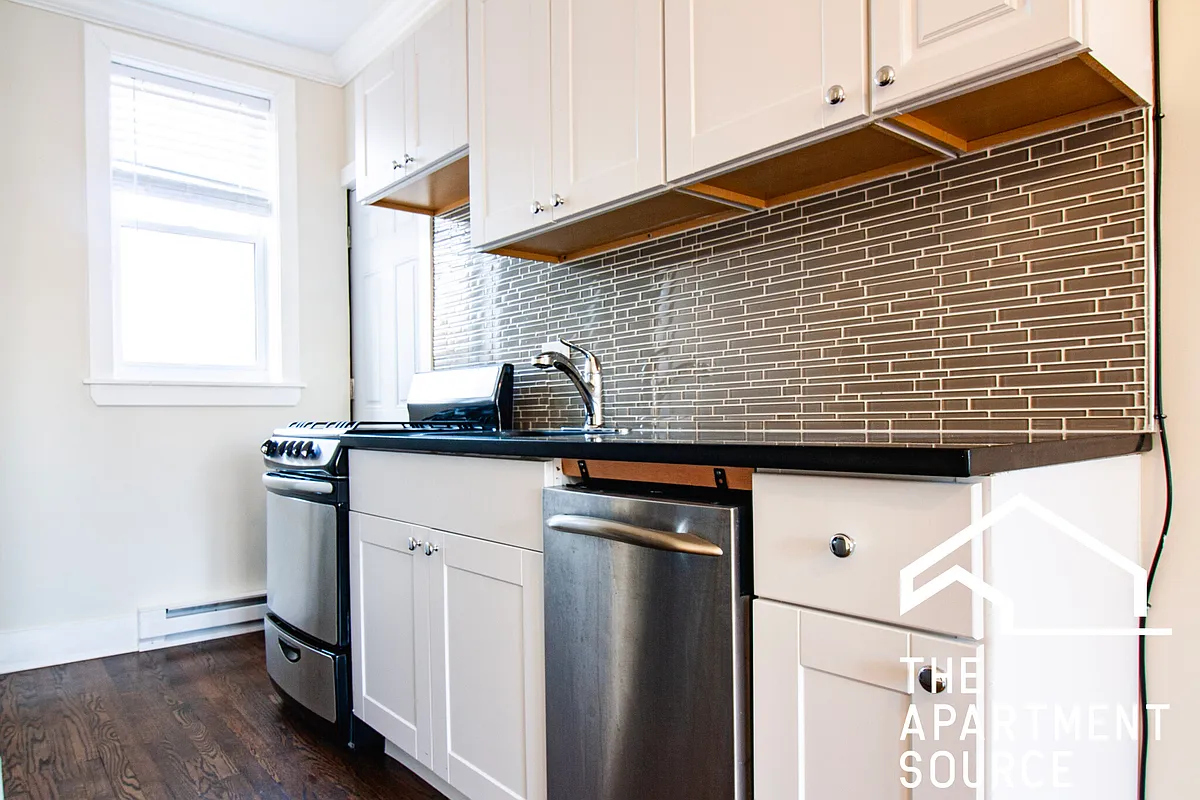 Photo 1 of 9 - 646 W Roscoe St #2S - Chicago, IL Primary Photo - 646 W Roscoe St #2S
