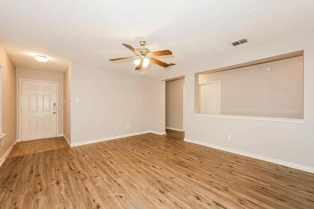 3 bed, 2.0 bath, 1339 sqft, $1,935 — Photo 3
