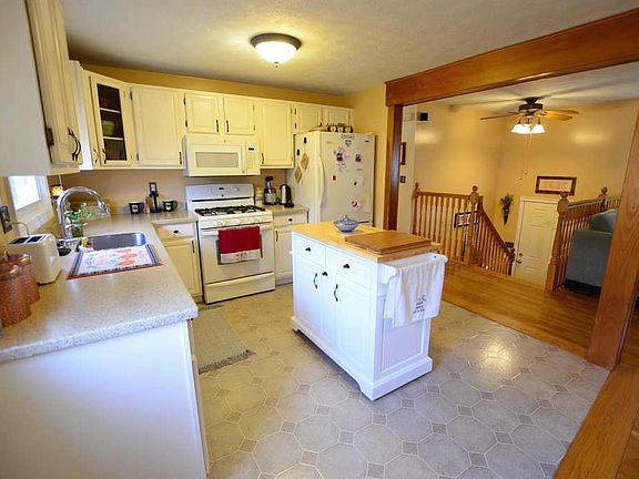 3rd image of 3 Copperfield Dr