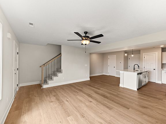 5th image of 598 NE Hart Ln