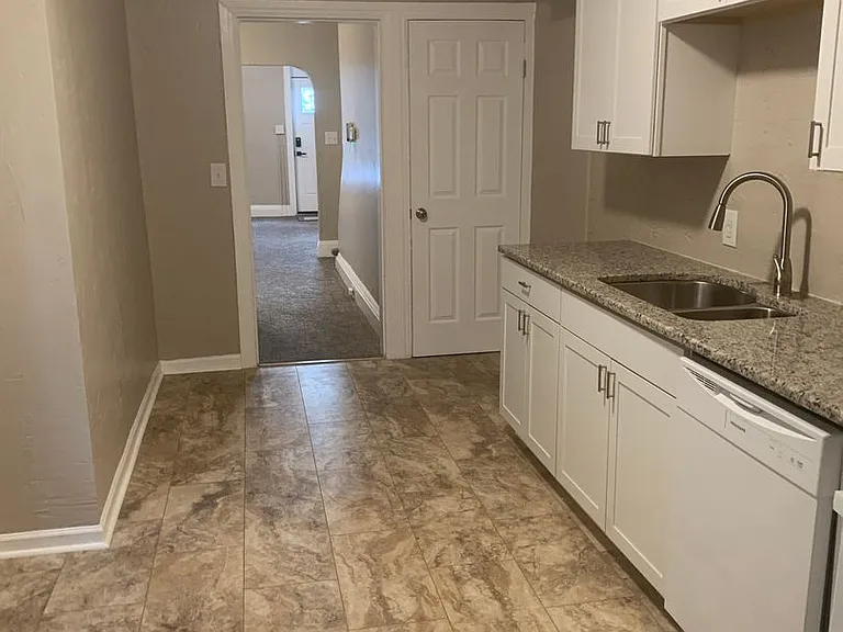 525 E Philadelphia St — Photo 9