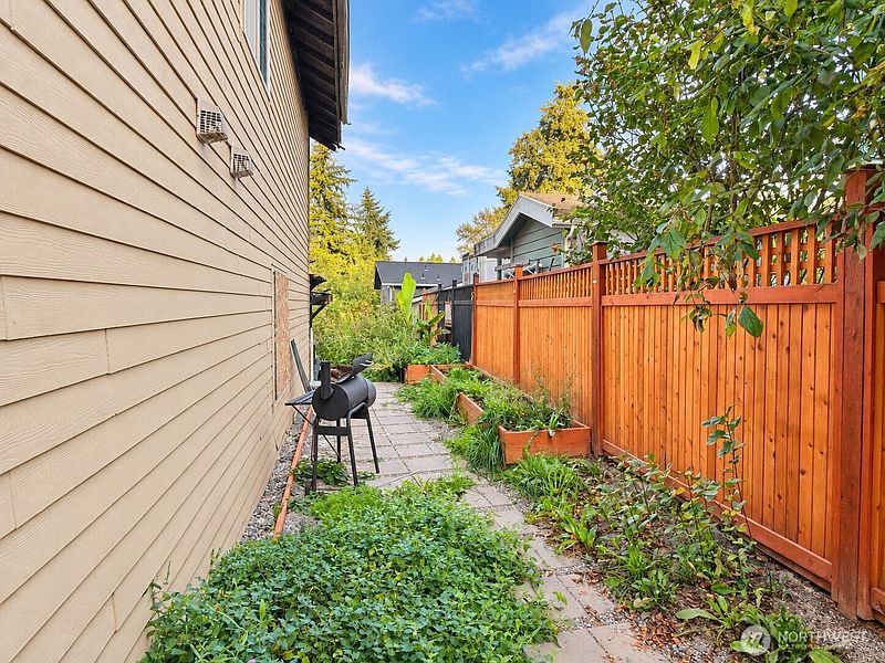5th image of 10452 12th Avenue SW