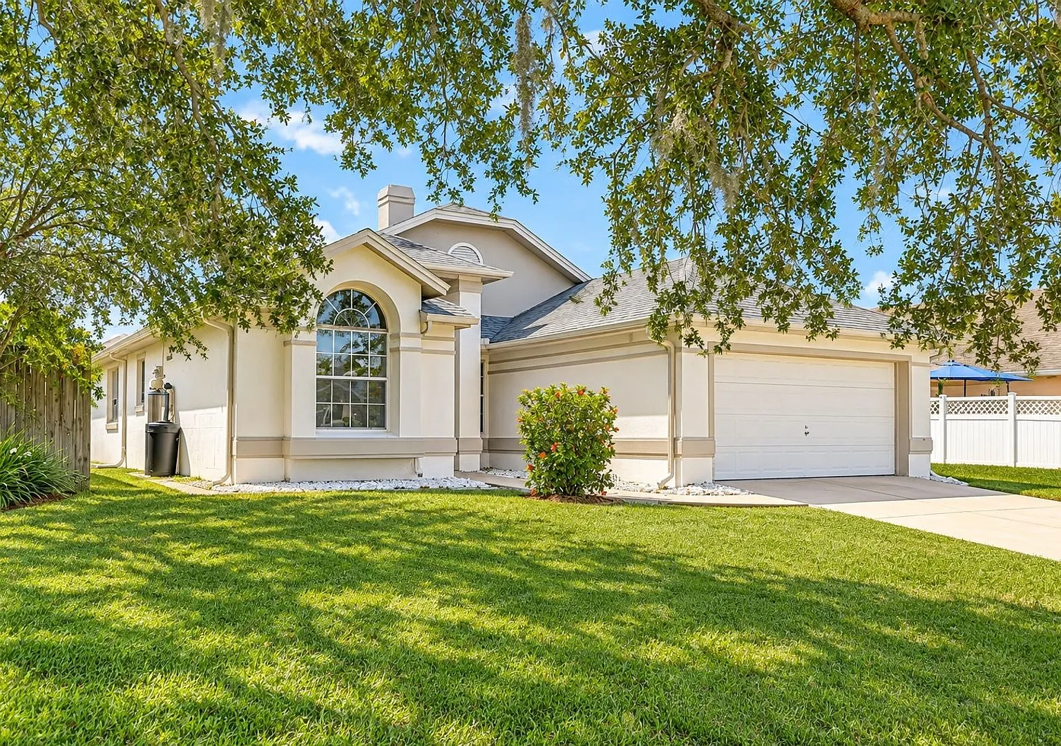 Charming 3BR House in Kissimmee with Pool and Lake-View Retreat — Photo 2