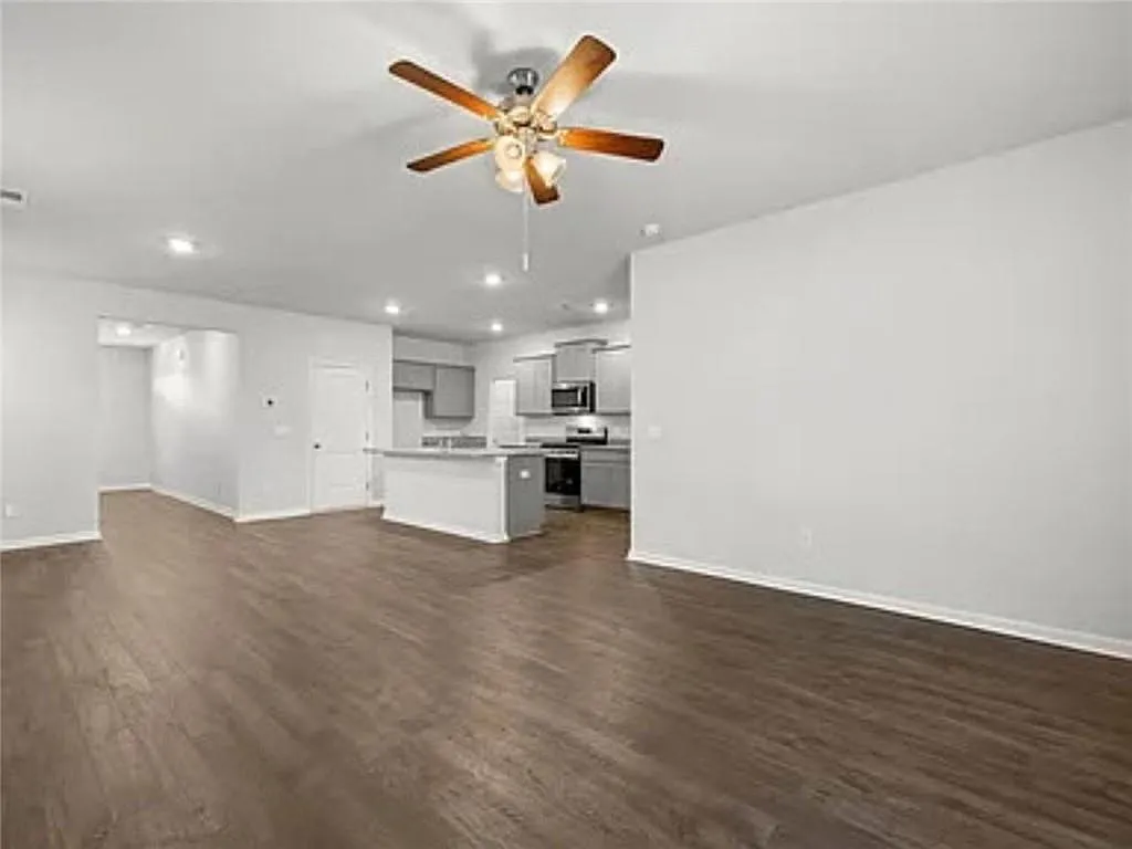 5 bed, 3.0 bath, 2480 sqft, $3,600 — Photo 3