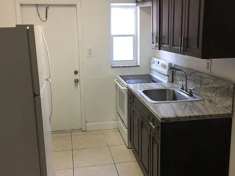 722 SW 3rd Pl #2 — Photo 2