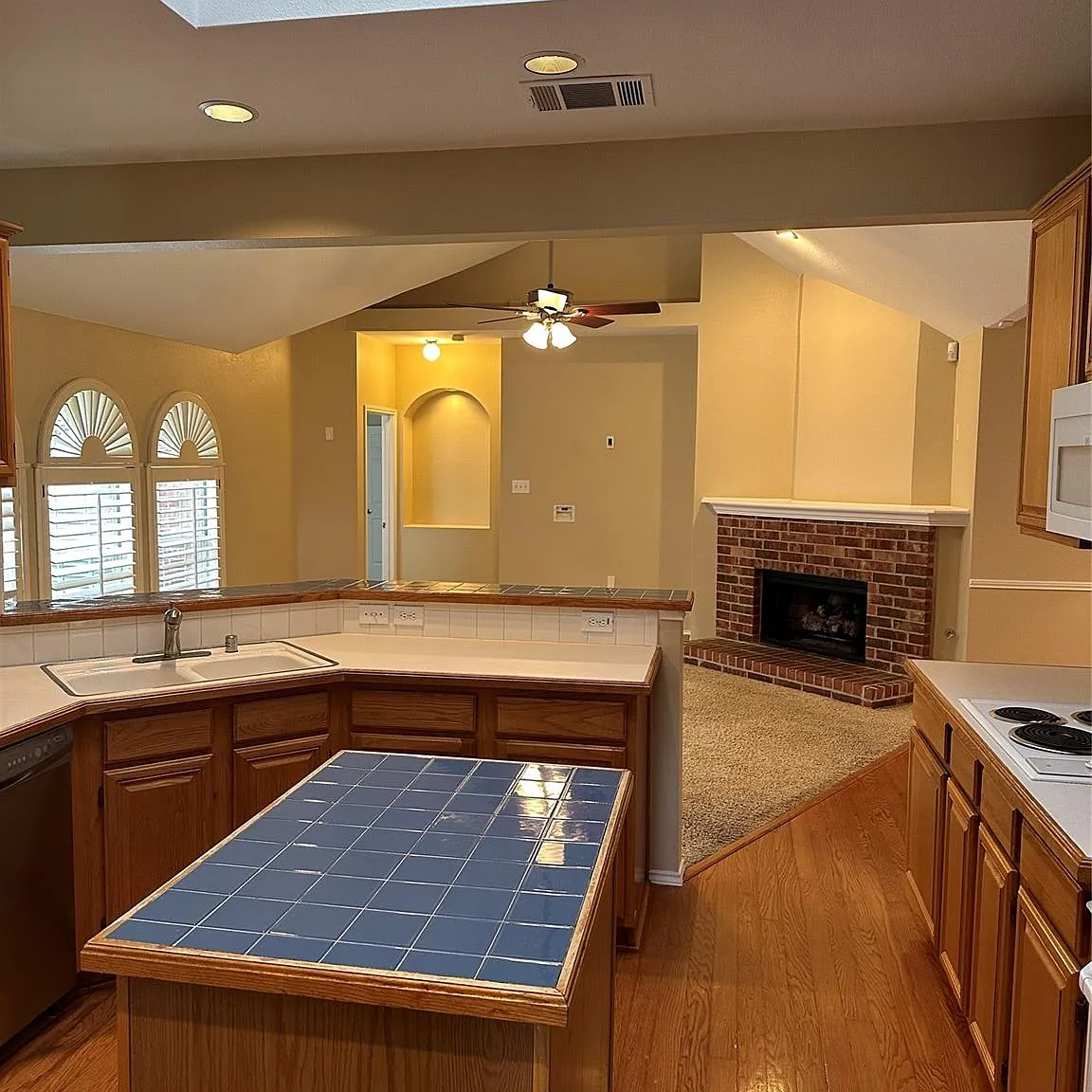 3 bed, 2050 sqft, $2,850 — Photo 3