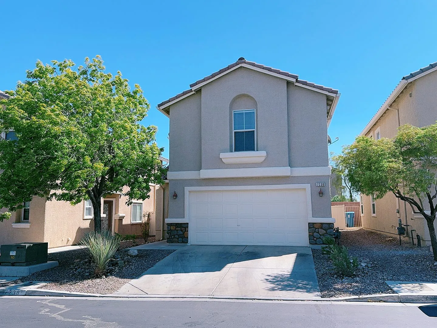3 Bed 2.5 Bath Single House near Rainbow 215 — Photo 2