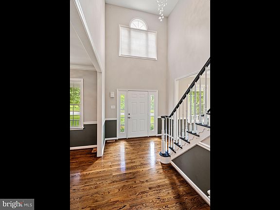4th image of 4 Yarmouth Ln