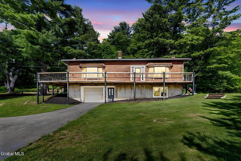 3rd image of 306 Spicer Road
