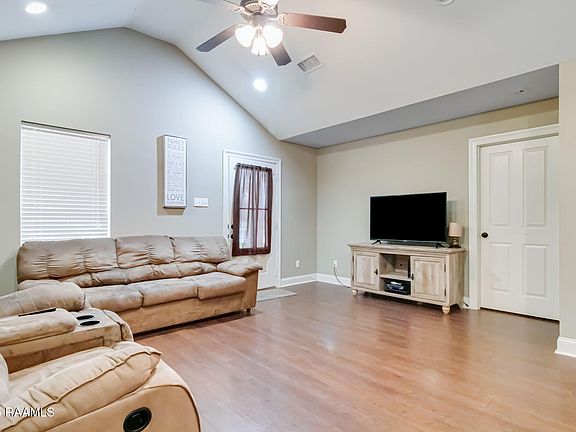 3rd image of 105 Acacia Ln