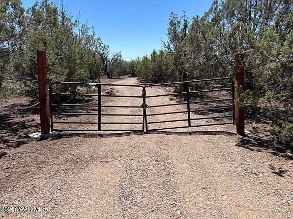 5th image of 2450 W Roberts Rd