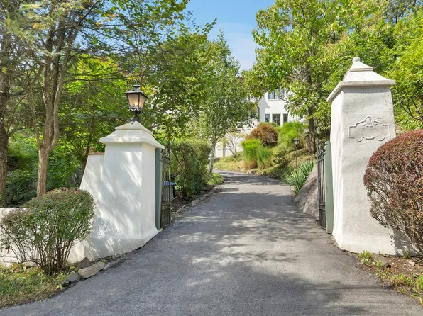 4621 Waldo Avenue image 2 of 18