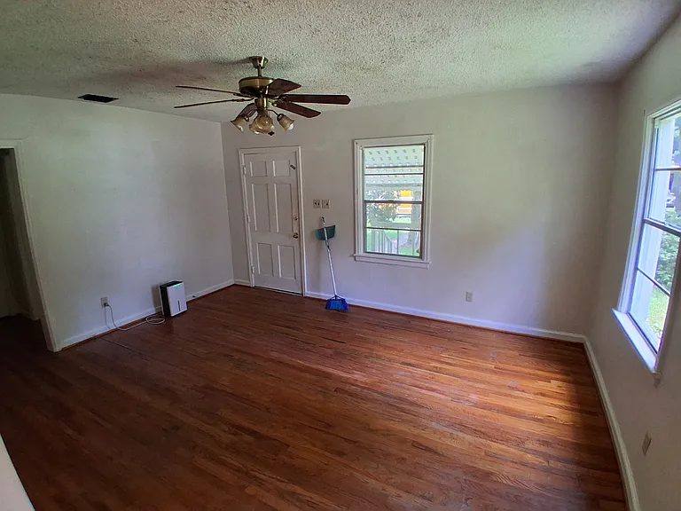 957 Cloverdale Dr — Photo 13