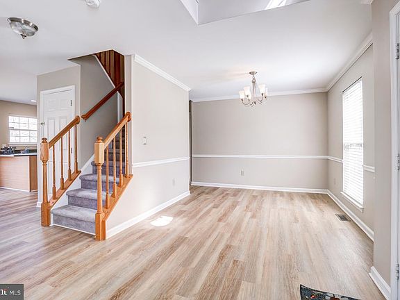 4th image of 19 Emerald Dr