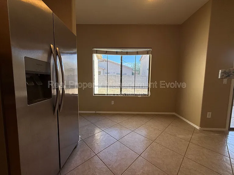 914 E Christine Pl — Photo 15