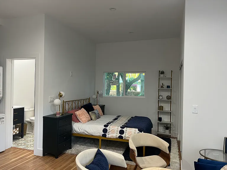 6601 Louise Ave #A — Photo 8