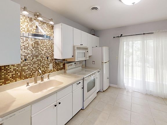 5th image of 25B Pine Lane Apt 1