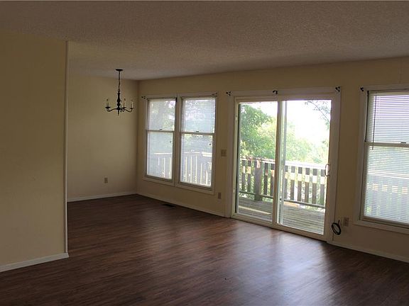 5th image of 44 Dogwood Dr