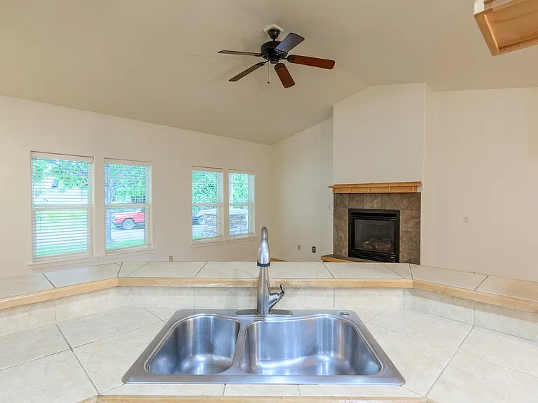 1631 NW Hickory Pl — Photo 11