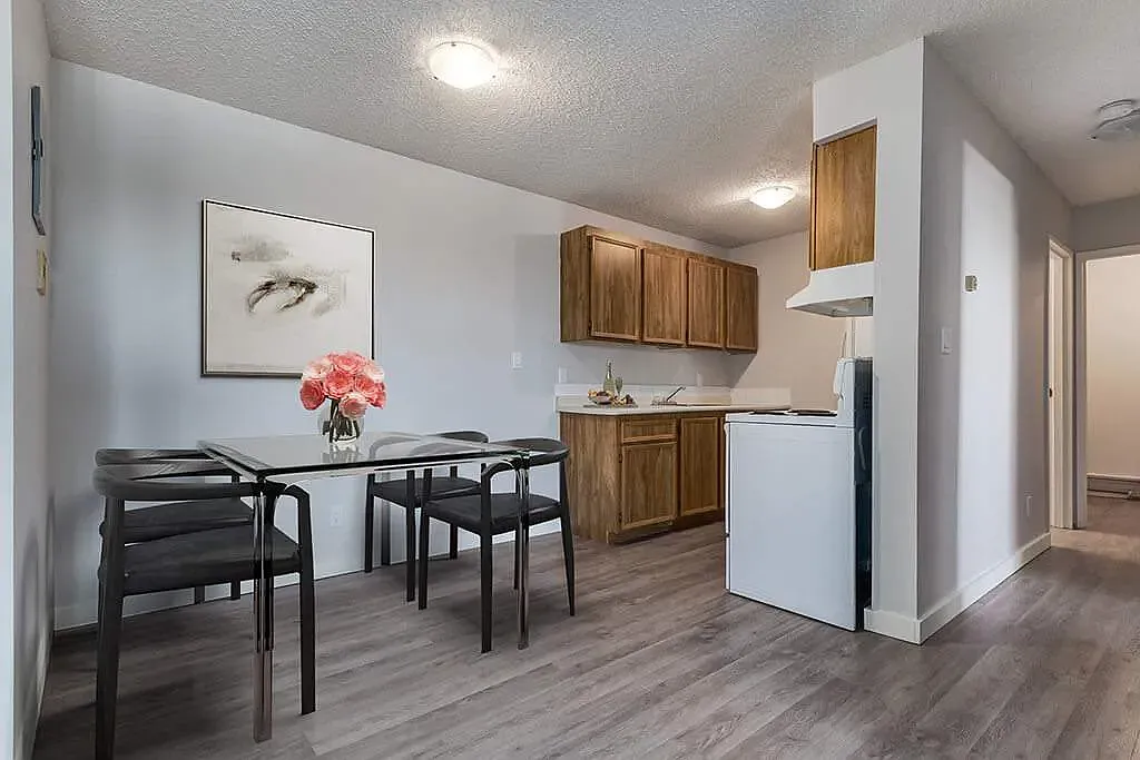 Cloverdale Manor — Photo 4