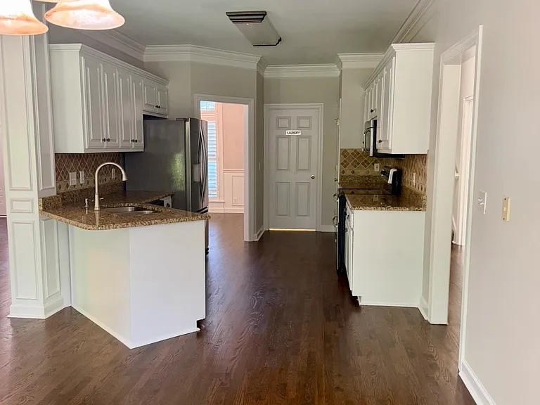 2256 Westwood Dr — Photo 6