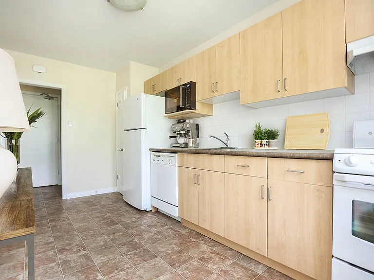 825 Corydon Ave — Photo 10