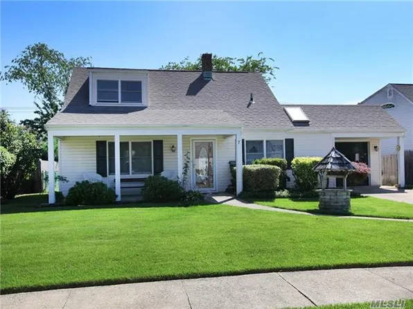 7 Oaktree Ln, Levittown, NY 11756